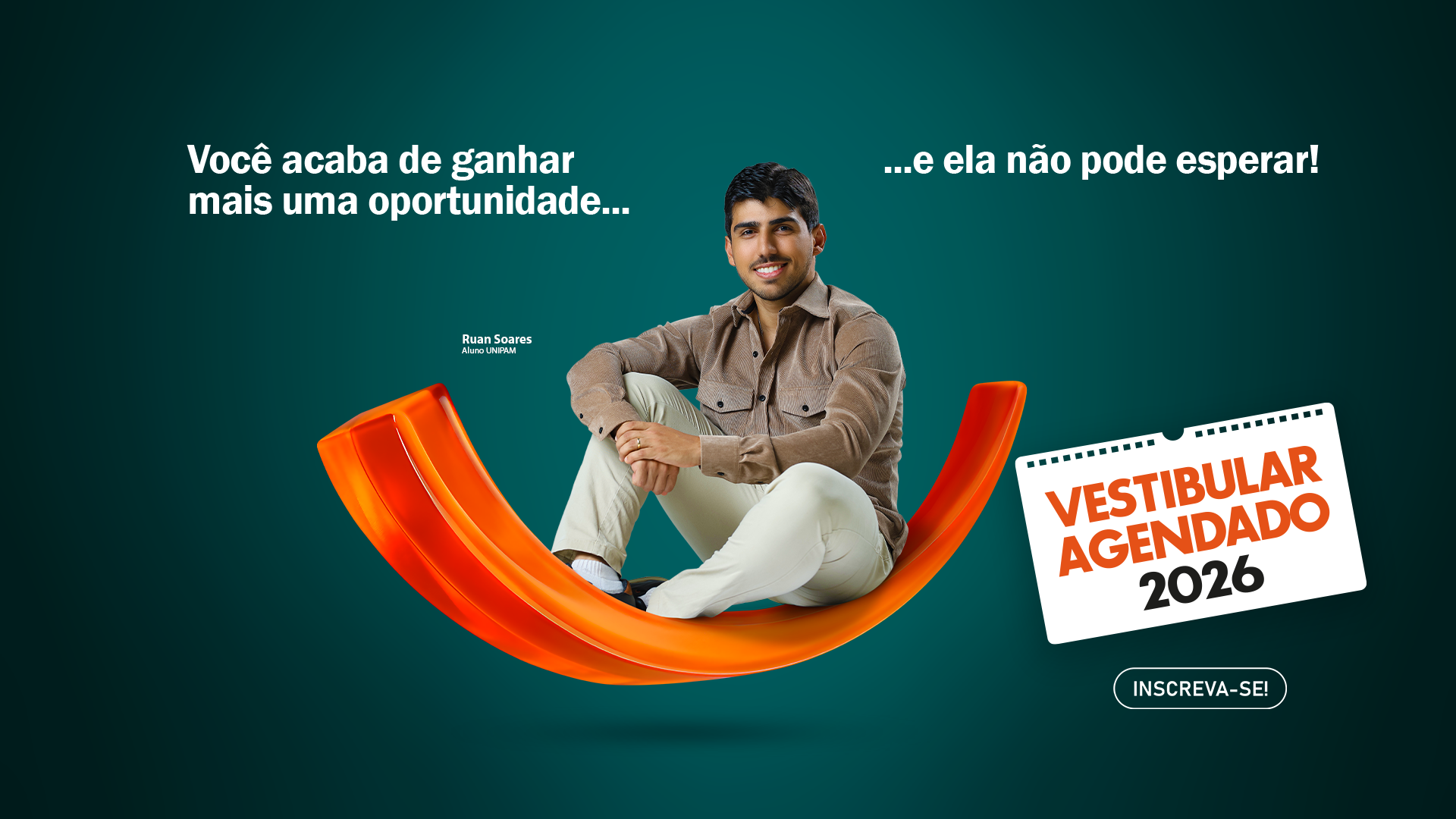 Estudante sentado sorrindo sobre um elemento gráfico laranja em forma de arco, em fundo verde. Texto na imagem diz “Você acaba de ganhar mais uma oportunidade… e ela não pode esperar!” e um cartão com “Vestibular Agendado 2026”.
