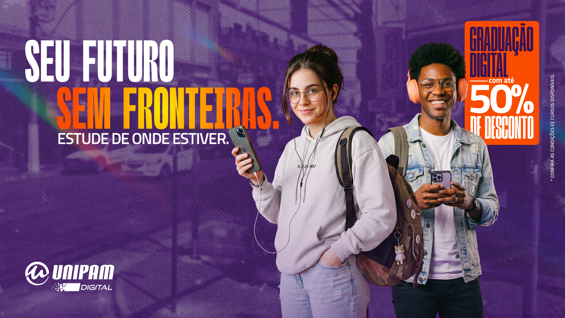 Dois estudantes sorrindo em destaque sobre um fundo urbano em tons de roxo, utilizando celulares e fones de ouvido, representando a praticidade e mobilidade do ensino digital. Ao lado, texto promocional reforça a ideia de estudar de qualquer lugar com o slogan ‘Seu futuro sem fronteiras’ e destaca graduação digital com até 50% de desconto.