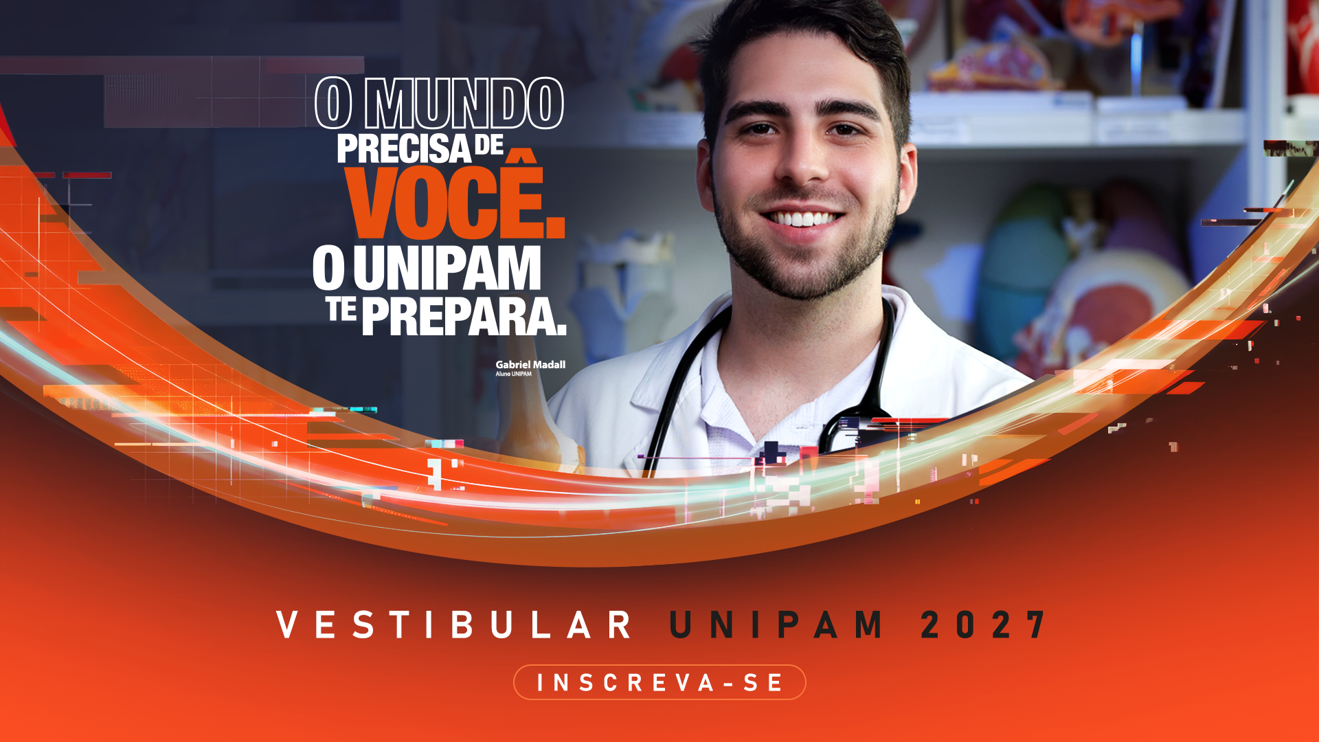 Banner publicitário para o Vestibular UNIPAM 2027, apresentando um rapaz de bata branca e estetoscópio ao pescoço, num ambiente de laboratório. No canto superior esquerdo, lê-se o texto: 'O MUNDO PRECISA DE VOCÊ. O UNIPAM TE PREPARA.'. Na base da imagem, destacam-se a frase 'VESTIBULAR UNIPAM 2027' e o botão de ação 'INSCREVA-SE', sobre um fundo dinâmico em tons de vermelho e laranja.