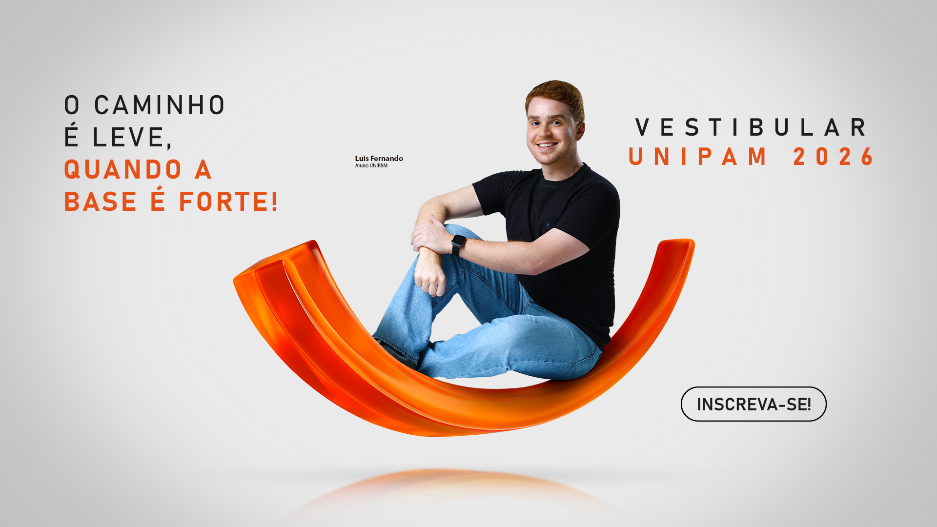 Estudante sentado sobre uma forma curva laranja, sorrindo, com fundo claro. À esquerda, o texto diz: “O caminho é leve, quando a base é forte!”. À direita, lê-se: “Vestibular UNIPAM 2026” e um botão com o texto “Inscreva-se!